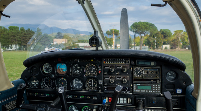 Il Cockpit del Piper reatino con marche D-ECJI.