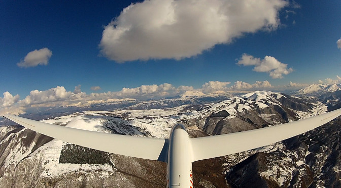 Foto di Stefano Di Vincenzo, d'inverno in direzione Gran Sasso con l'ASK21 I-SABI