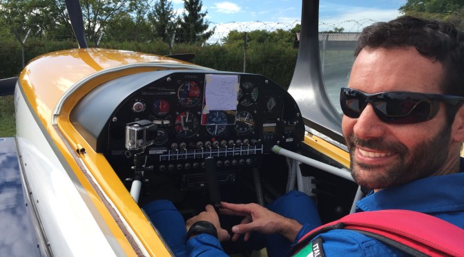 Simone Crisarà nel cockpit con il programma acrobatico