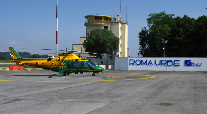 Aeroporto di Roma-Urbe, vista della torre di controllo e del piazzale di fronte alla nuova aerostazione. Fonte Wikipedia utente Flanker